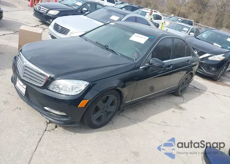 2011 Mercedes-Benz C 300 Sport 4Matic z USA, uszkodzony, nr VIN WDDGF8BB3BR186275